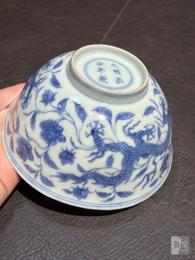 明弘治 青花外穿花龙内缠枝托梵纹碗 - 图19